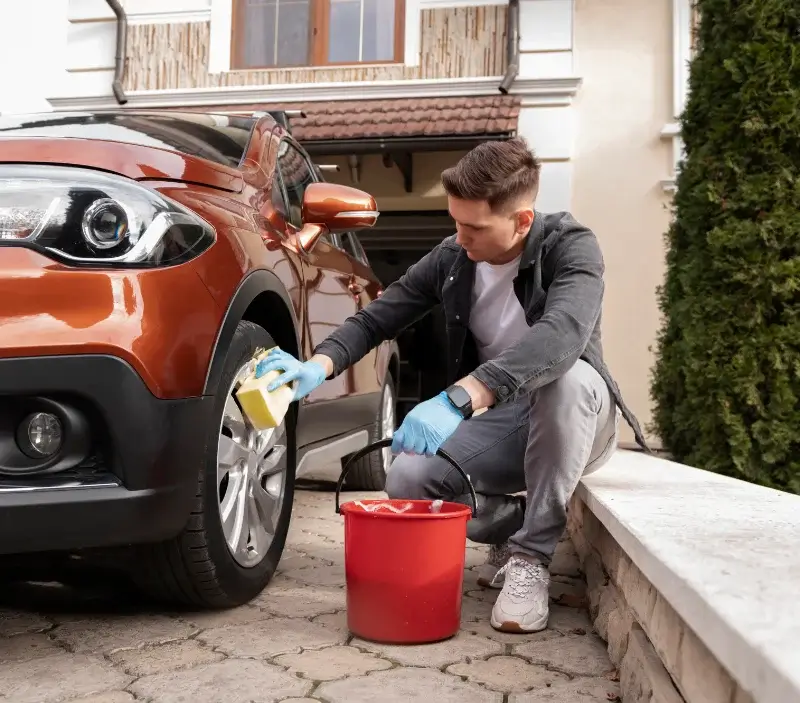 Lavage auto à domicile Le Grand-Quevilly : professionnel intervenant sur un véhicule